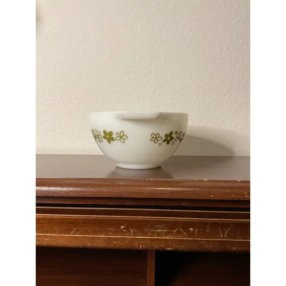 Vintage Pyrex crazy daisy spring blossom 441 1.5 pt white Cinderella mixing bowl